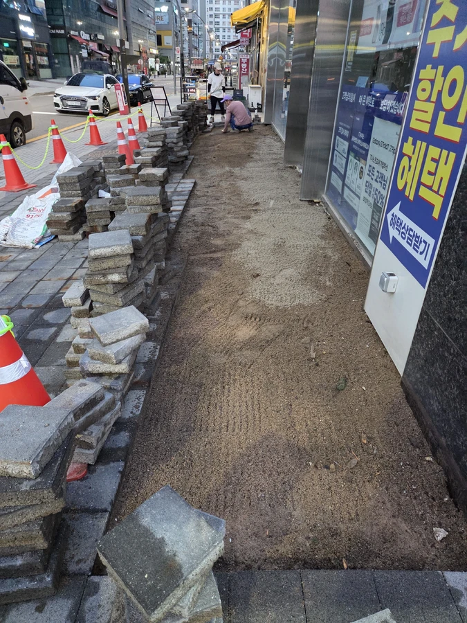상가 출입구 시공 현장
