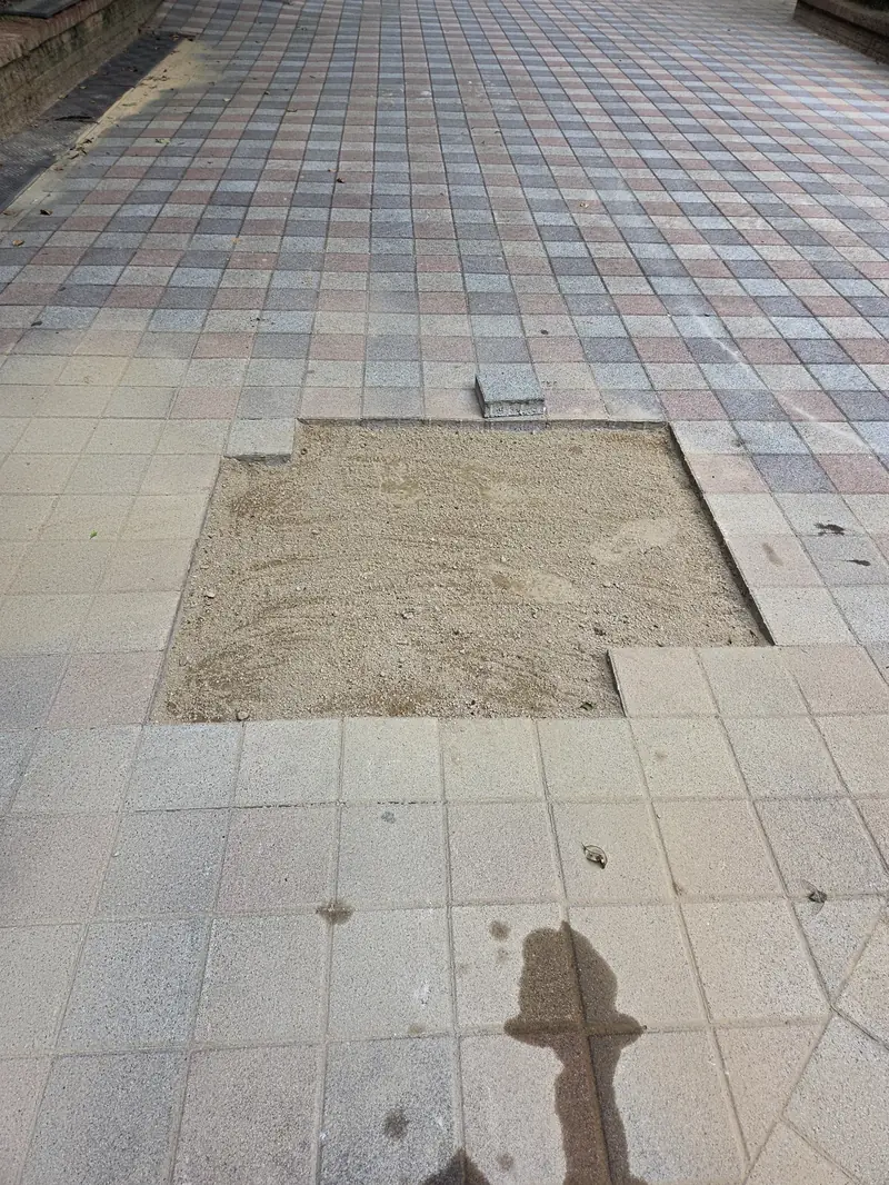 보도블럭보수 - 파손되어 걷어낸 보도블럭 구간