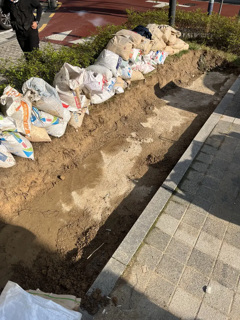 투수블럭시공 - 화단 옆 기존 바닥 철거 후 흙바닥 노출 상태