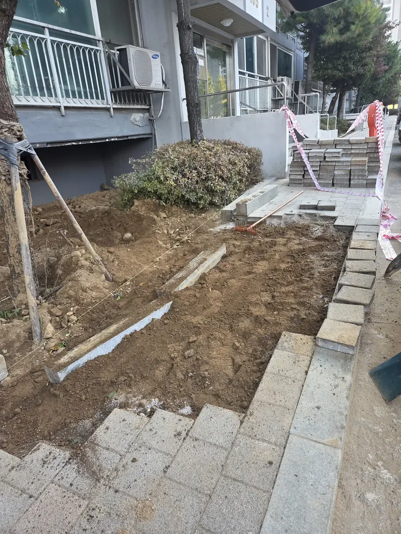 보도블록시공 - 빌라 앞 골목 진입로 철거 후 흙바닥 상태