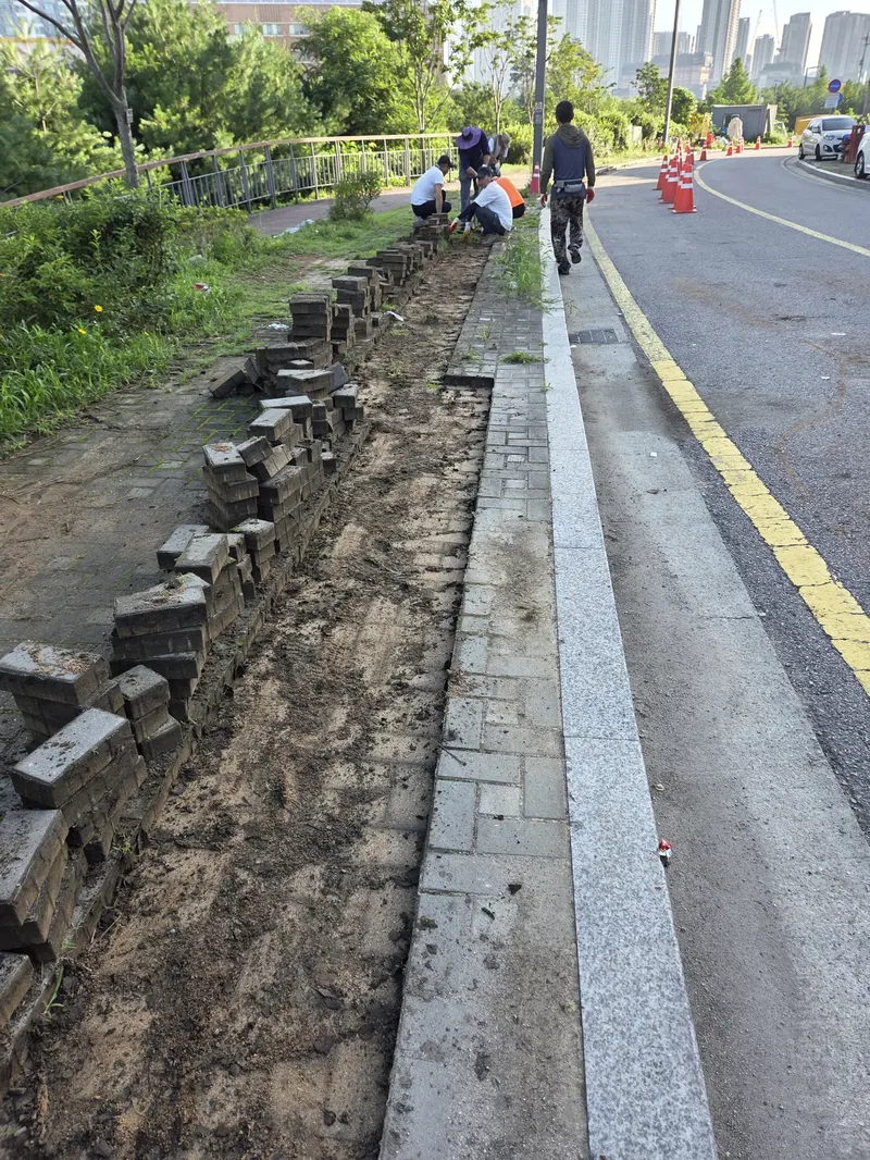 양주 보도블럭공사 - 공사 전 낡은 블록을 걷어내는 철거 단계